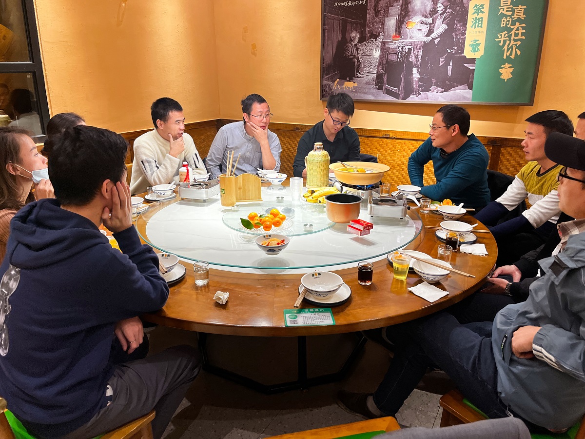 震儀聚餐 |  因?yàn)榫礃I(yè)，才有服務(wù)水平不斷提升和行業(yè)中的口碑