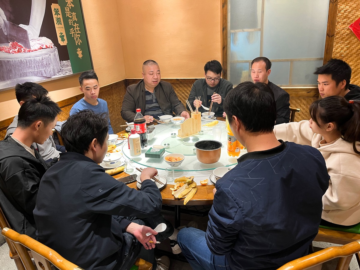 震儀聚餐 |  因?yàn)榫礃I(yè)，才有服務(wù)水平不斷提升和行業(yè)中的口碑