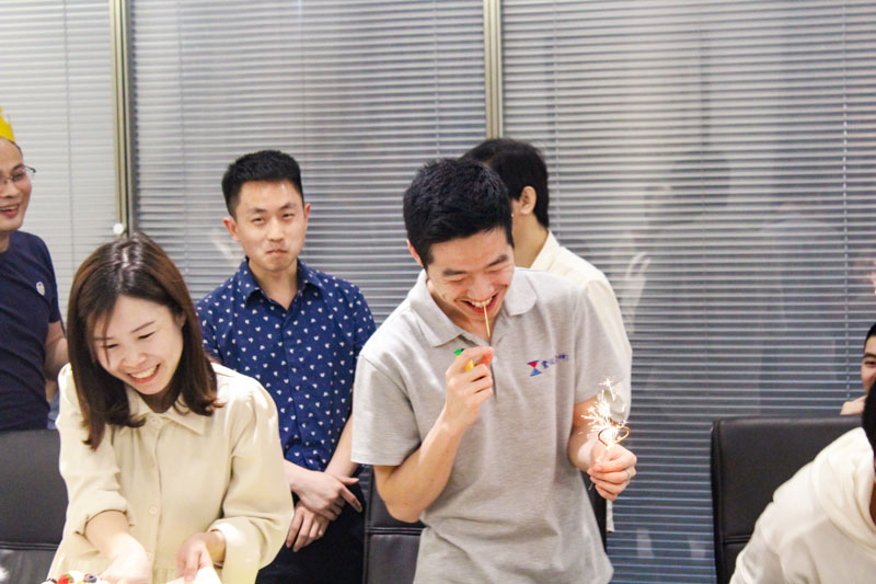 震儀股份丨2022年第一季度員工生日會
