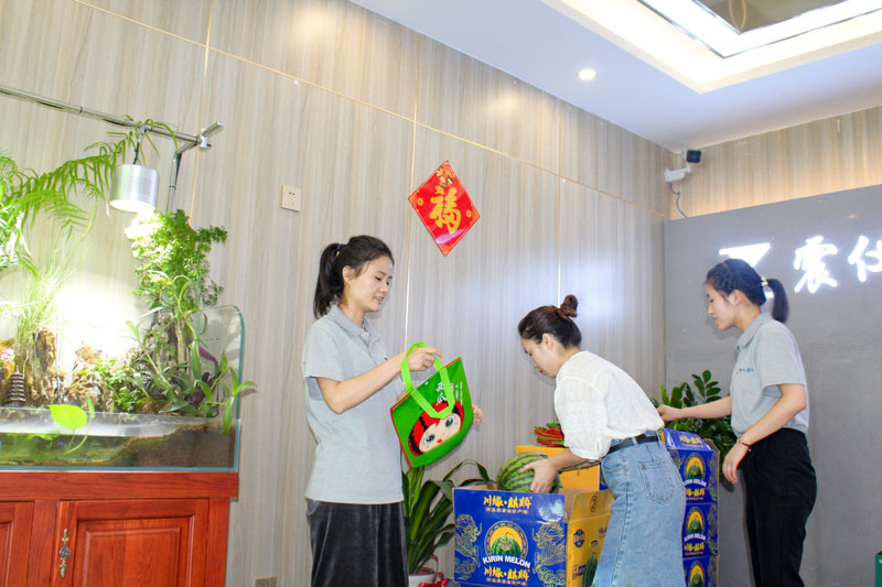 震儀端午節分發粽子