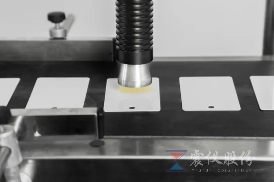 Plasma-Surface-Cleaning-Treatment-Machine-for-Mobile-Phone-Screens.jpg