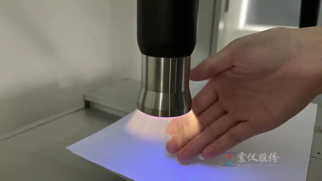 ?震儀防指紋油噴涂機(jī)發(fā)展前景不可估量？